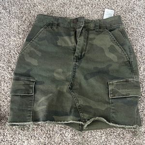 HOLLISTER Camo Cargo Skirt